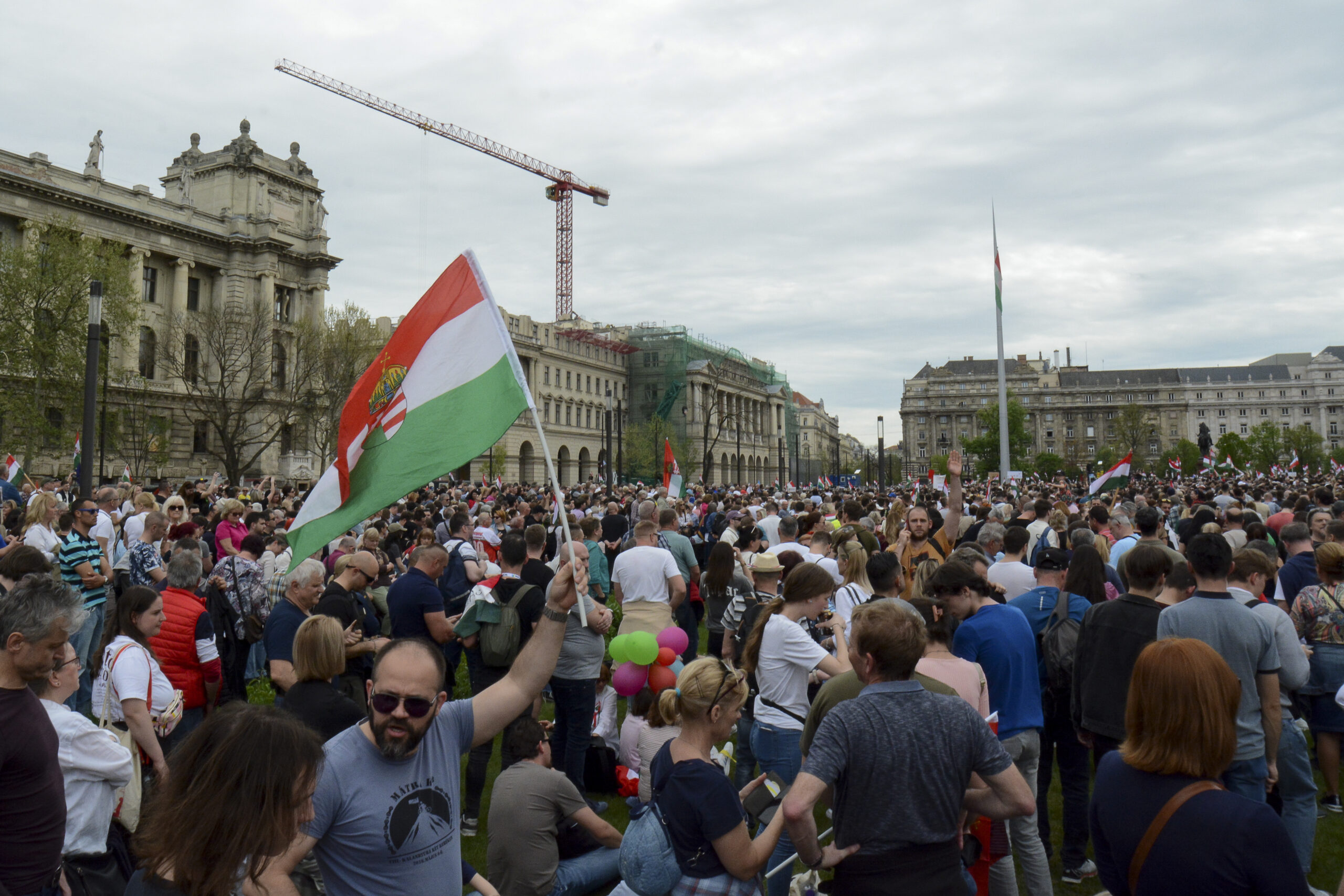 Tiotusentals i Orbánkritisk demonstration