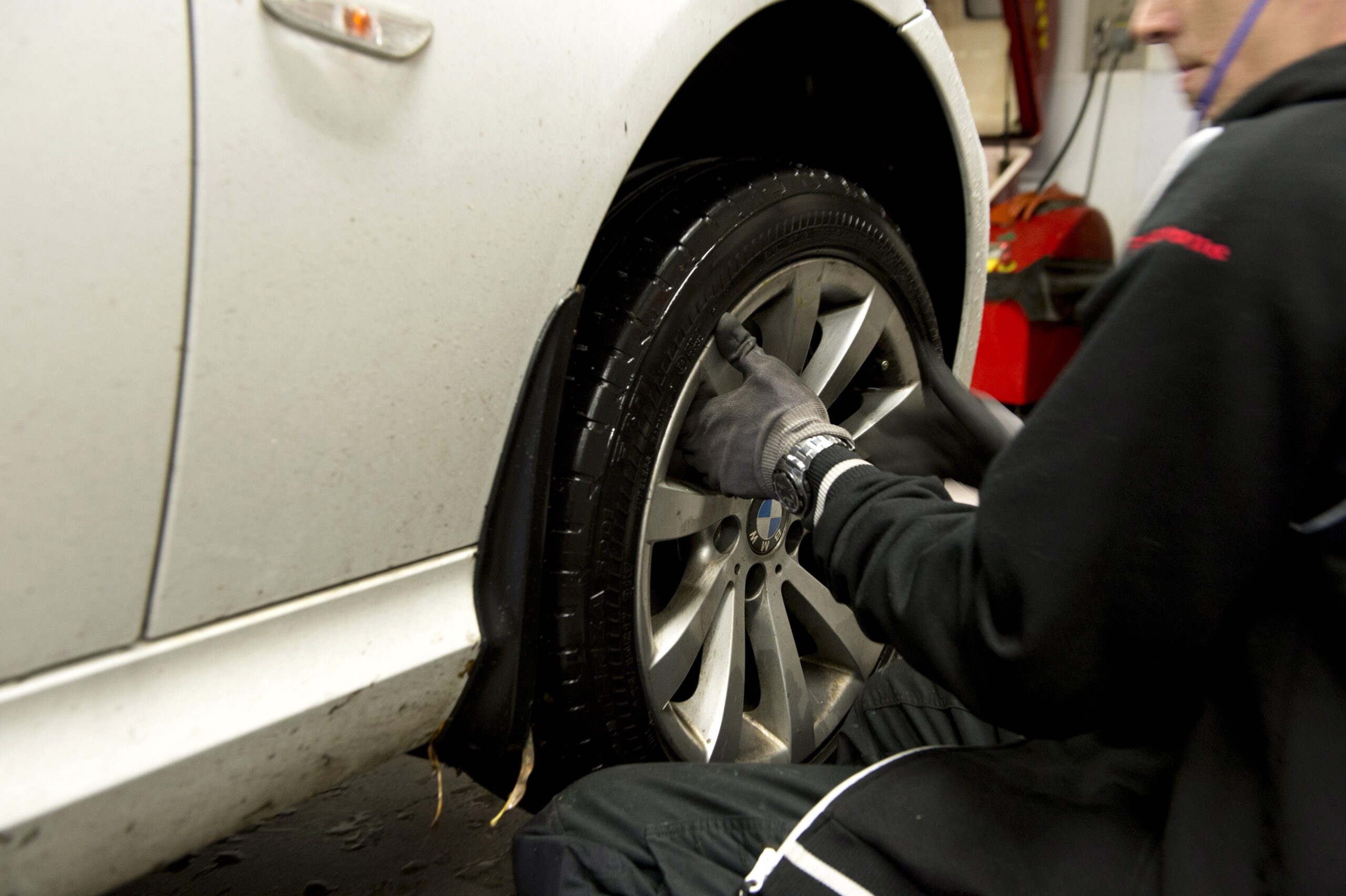 Det gäller att tänka till som elbilsägare vid däckbyten. Arkivbild.(Pontus Lundahl / TT).
