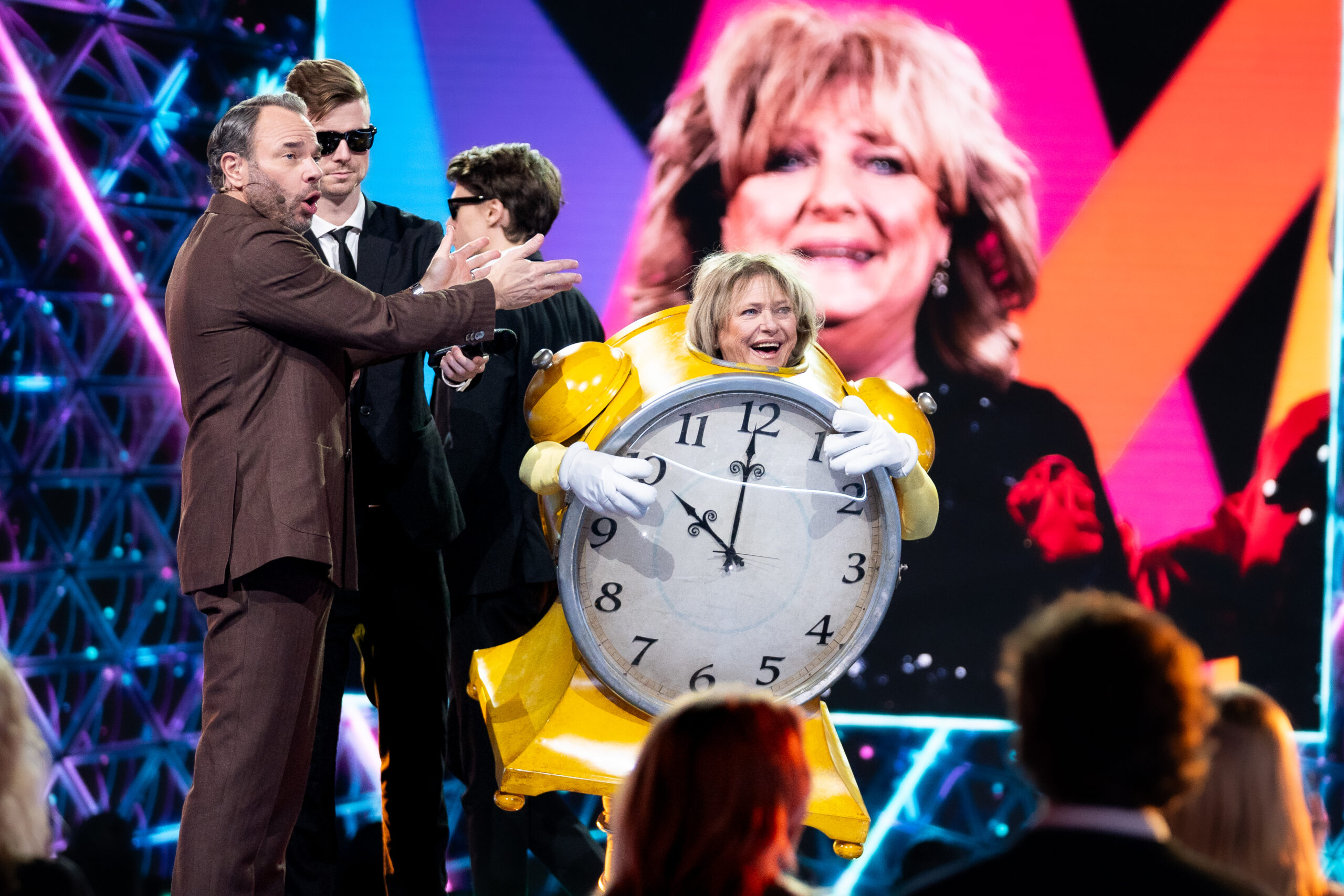 Väckarklockan Ewa Roos lyckades lura juryn när hon blev tredje deltagare att röstas ut ur "Masked singer". Pressbild(TV4/TT).
