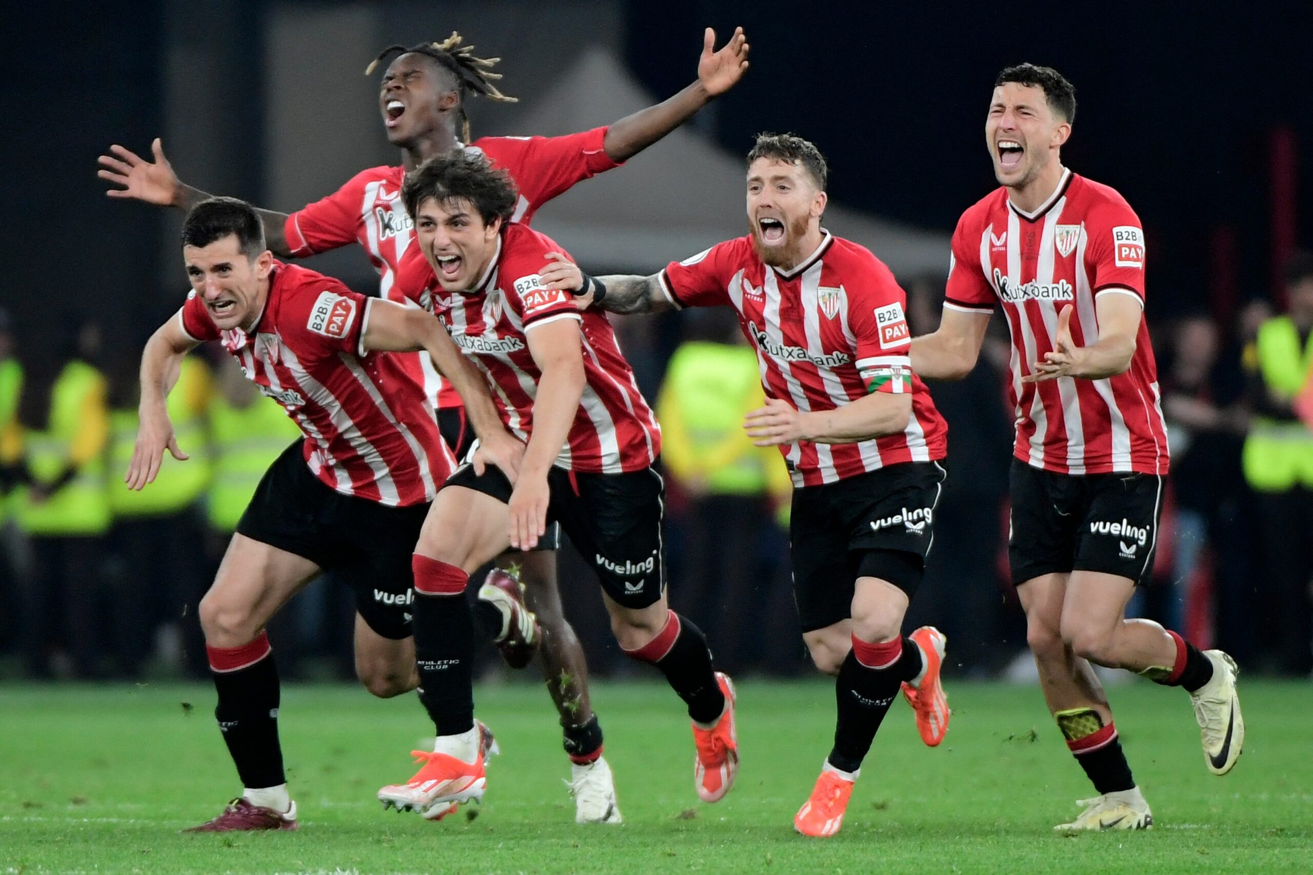 Athletic Bilbaos spelare jublar efter straffvinsten mot Mallorca i Copa del Rey-finale i Sevilla i Spanien.(Cristina Quicler/AFP/TT ).