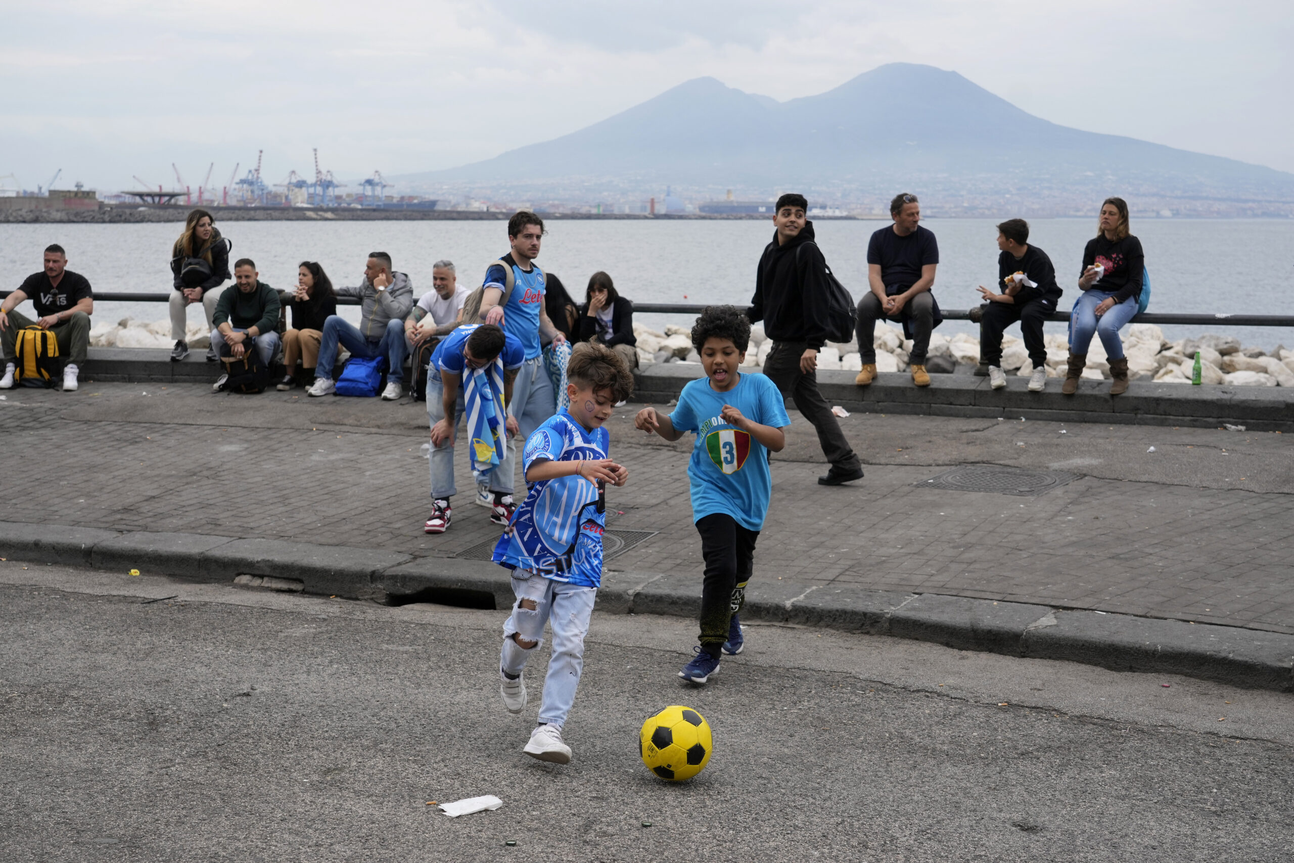 Barn spelar fotboll i Neapel, där maffian Camorra har starkt fäste. Arkivbild.(Gregorio Borgia/AP/TT).