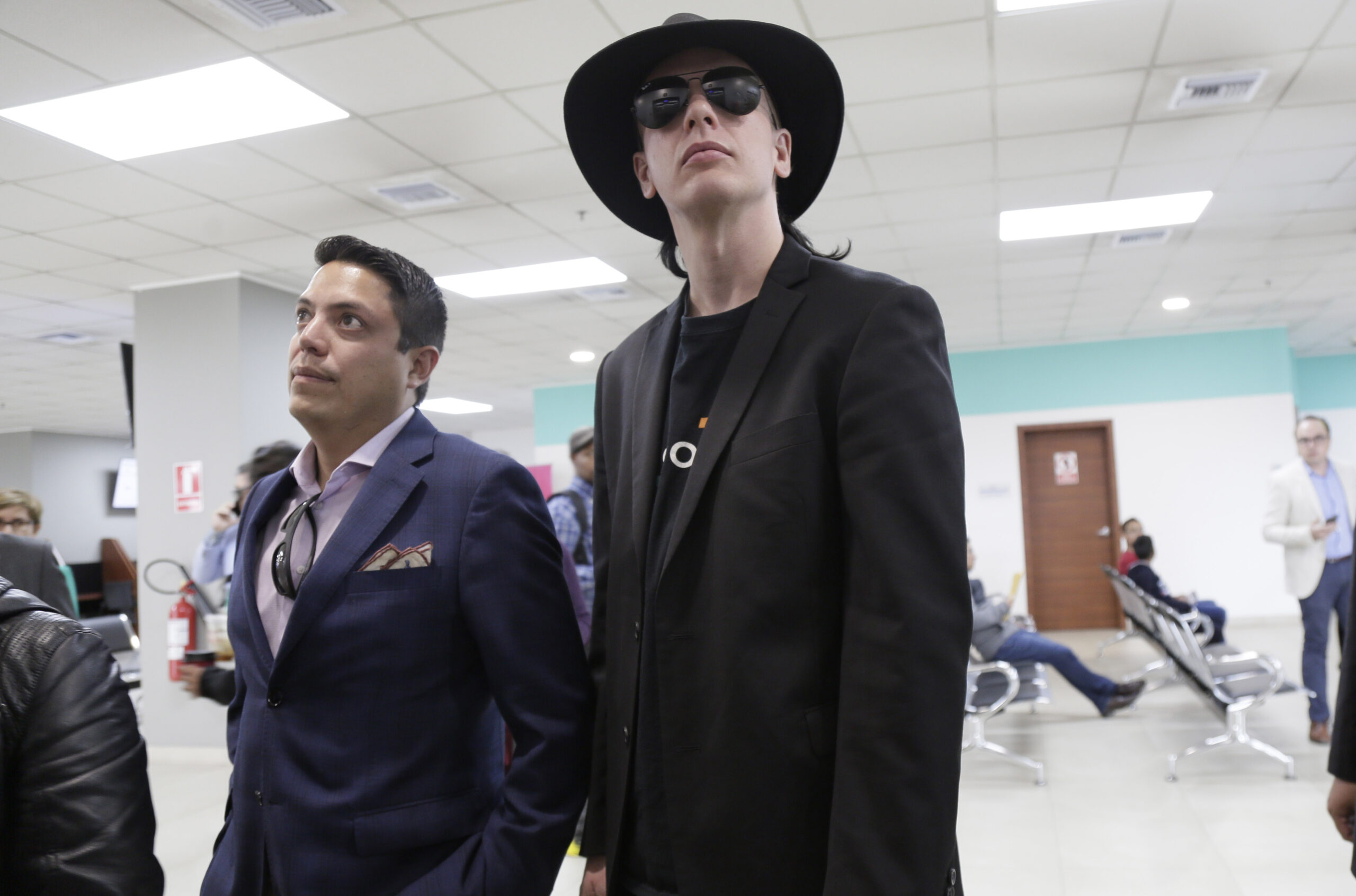 Den svenske programmeraren Ola Bini friades förra året från anklagelser om dataintrång i Ecuador. Men domen överklagades och han döms nu till ett års fängelse. Arkivbild.(Dolores Ochoa/AP/TT ).